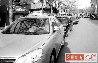 友愛路，路邊停了一排車，本來不寬的路就變得更窄了。