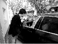 有個(gè)人晃了一圈后，寶馬、現(xiàn)代、越野的車窗都“長”出大窟窿