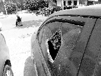 有個(gè)人晃了一圈后，寶馬、現(xiàn)代、越野的車窗都“長”出大窟窿