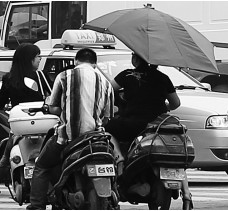 昨日，鄭州市鄭州花園路與農(nóng)業(yè)路交叉口，電動(dòng)車裝傘埋下安全隱患