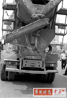 　當(dāng)時，老人就倒在水泥罐車的右后輪邊