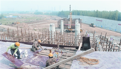 中原西路西南繞城高速公路互通式立交項(xiàng)目已完成總工程量的35%。