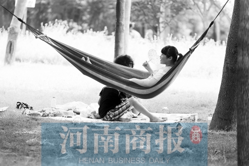 天又熱了起來(lái)，外出游玩，記得防曬哦 記者 趙卓/攝　