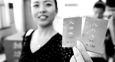 本報(bào)記者抽出的兩名消費(fèi)者代表。