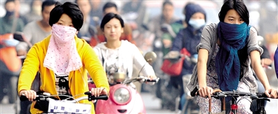10月8日，鄭州市民遮擋口鼻騎行。 新華社發(fā)