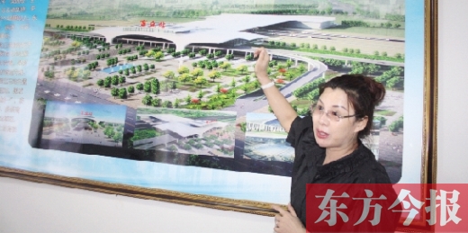 梁園區(qū)高鐵建設(shè)指揮部常務(wù)副指揮長(zhǎng)、梁園區(qū)委副書記杜麗亞向記者介紹高鐵站效果圖