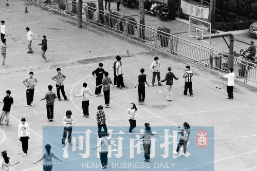 有學校擔心,個人進校園鍛煉,安全隱患大 有學校擔心,個人進校園鍛煉,安全隱患大