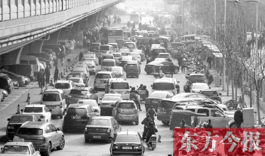 鄭大一附院北門的馬路被非機動車占去一條車道，這里也極易造成交通擁堵