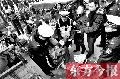 面對要暫扣的非機動車，看車人急了