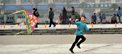 昨日,省會(huì)天氣晴好,春意盎然。上午,在綠城廣場,一個(gè)小女孩在快樂地放風(fēng)箏。