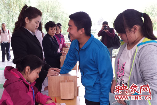 考生本人抽簽決定座號。