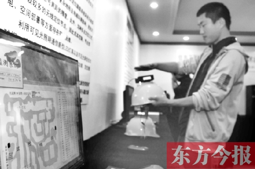 可見光通信技術(shù)應(yīng)用展示會上，參觀者體驗新技術(shù)在采礦工具上的應(yīng)用