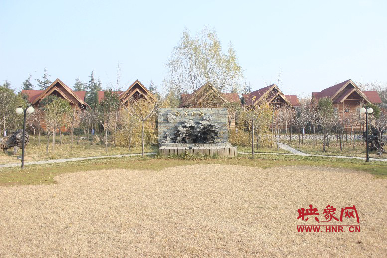 后面就是小別墅，前面是個(gè)廣場(chǎng)