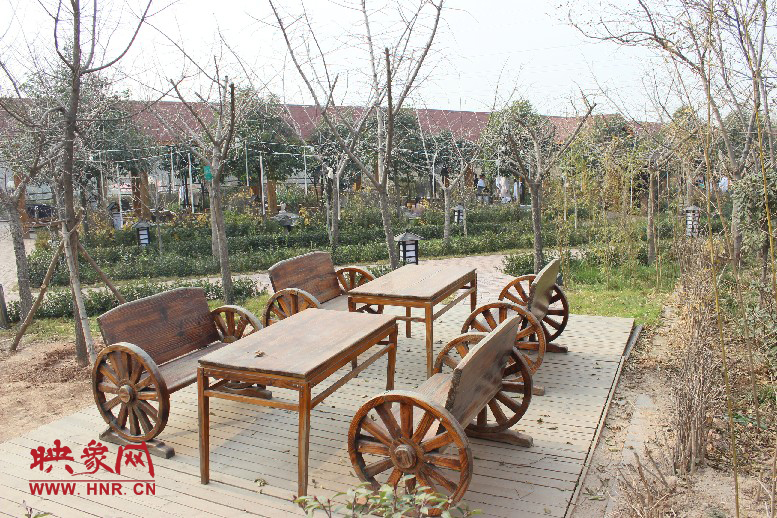 四五成群在這打牌，也是很有味道的一件事