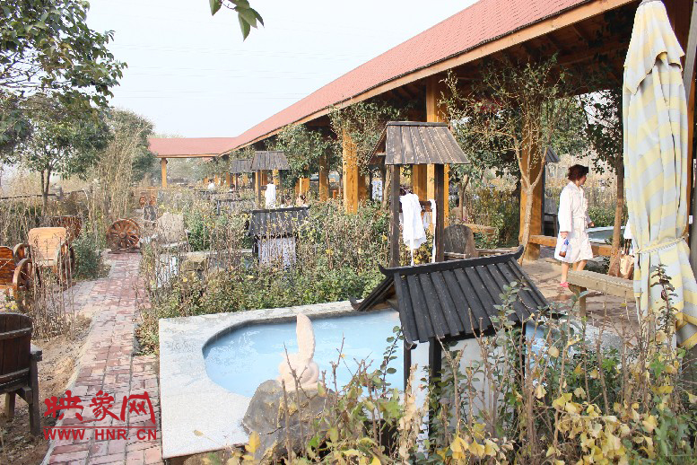 各種小溫泉池，溫度有高有低，每個(gè)池用料不同有各種功效