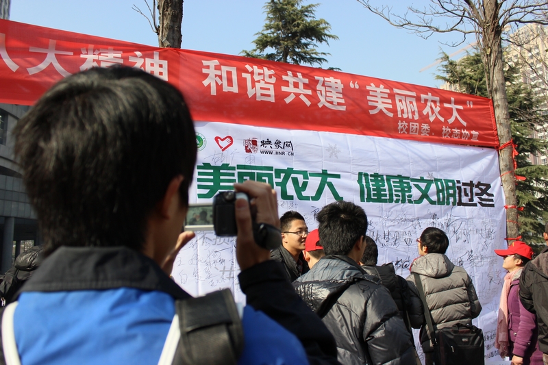 活動(dòng)現(xiàn)場人潮涌動(dòng)