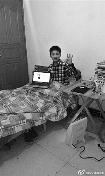 張洪銘在微博上發(fā)了張照片。照片顯示，他居住的屋子主要有一床一桌，寒冬里以電暖器取暖。