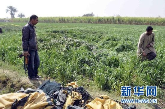 2月26日，在埃及旅游城市盧克索附近，當(dāng)?shù)匕踩藛T在發(fā)生熱氣球爆炸事故的現(xiàn)場(chǎng)查看。