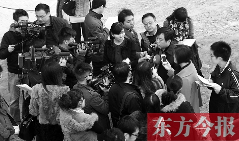 經(jīng)適房“下課”，公租房的申請、租金等備受關(guān)注，圖為鄭州市房管局規(guī)劃和住房保障處處長馮榮智被媒體記者“