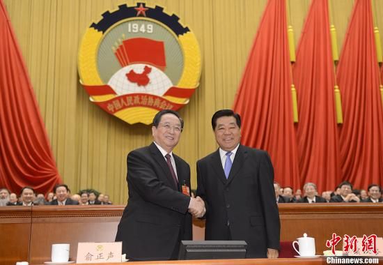 3月11日下午，全國(guó)政協(xié)十二屆一次會(huì)議在北京人民大會(huì)堂舉行第四次全體會(huì)議，俞正聲當(dāng)選政協(xié)第十二屆全國(guó)委員會(huì)主席。圖為政協(xié)第十一屆全國(guó)委員會(huì)主席賈慶林和俞正聲握手，表示祝賀。中新社發(fā) 廖攀 攝