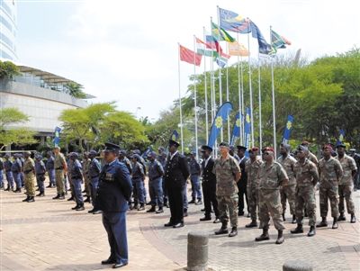 3月23日，南非警員參加德班峰會安保動員會。為確保峰會安全，南非政府從全國抽調(diào)3000名警察加強安保。 新華社發(fā)