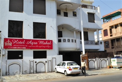 3月19日，印度北部阿格拉，一名英國(guó)女游客在旅館住店，有兩人企圖闖入她的房間，因害怕遭到強(qiáng)奸，她從旅