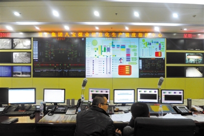 前日，八寶煤業(yè)公司，大家監(jiān)控井內(nèi)狀況。新華社 張楠 攝