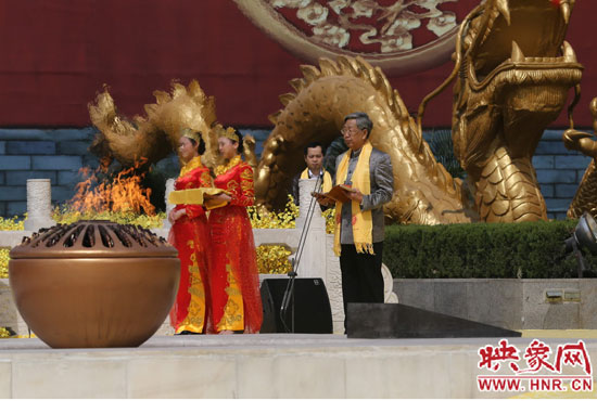 中華炎黃文化研究會會長許嘉璐宣讀拜祖大典拜祭文。映象網(wǎng)記者 邵恰 攝