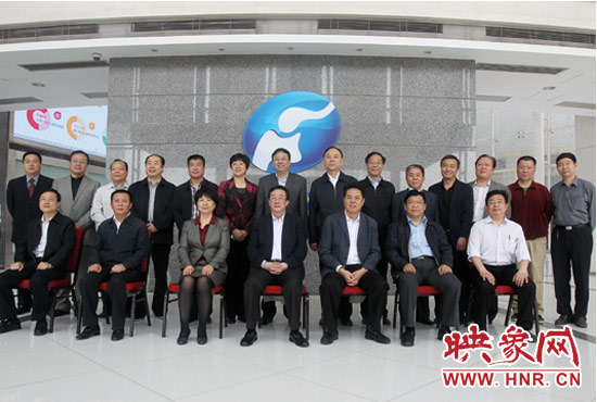 郭庚茂等省領導與省廣電局、河南電視臺的同志們合影