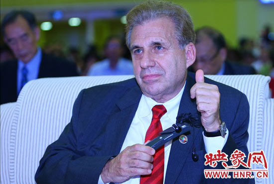 聽到關(guān)于鄭州航空港經(jīng)濟綜合實驗區(qū)的介紹，約翰.卡薩達博士豎起了大拇指