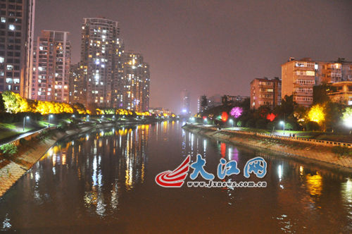 夜幕下的玉帶河，風(fēng)景很好，但是臭氣熏天。