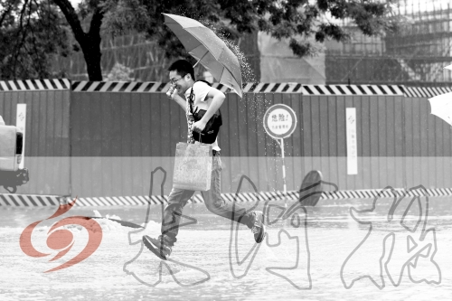 鄭州經(jīng)三路與北環(huán)交叉口處，積水較深，行人們不得不“練輕功”。 記者 白周峰 攝影