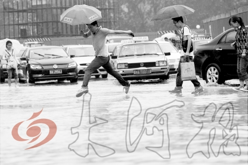 鄭州經(jīng)三路與北環(huán)交叉口處，積水較深，行人們不得不“練輕功”。 記者 白周峰 攝影