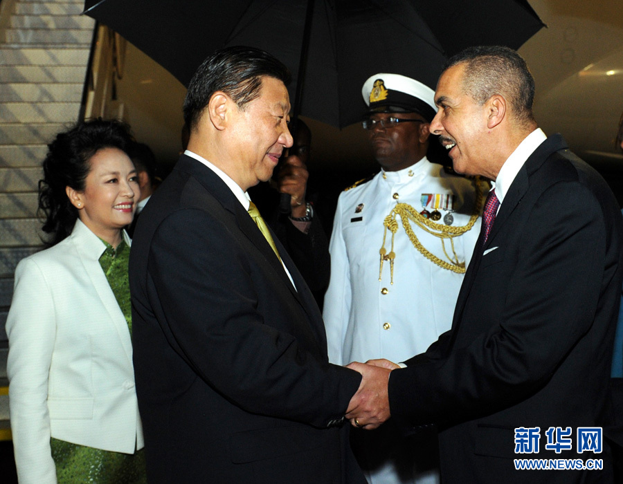 特立尼達(dá)和多巴哥總統(tǒng)卡莫納夫婦、總理比塞薩爾等到機場迎接習(xí)近平和夫人彭麗媛。饒愛民 攝