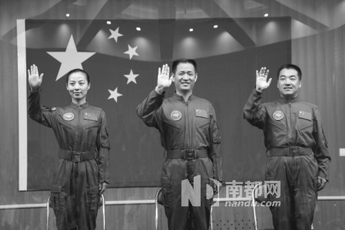 神舟十號航天員王亞平(左)、聶海勝(中)、張曉光(右)。 新華社發(fā)