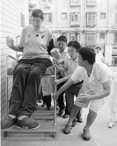 “亞洲第一巨人”來鄭州接受免費(fèi)治療 沈翔/圖 “亞洲第一巨人”來鄭州接受免費(fèi)治療 沈翔/圖