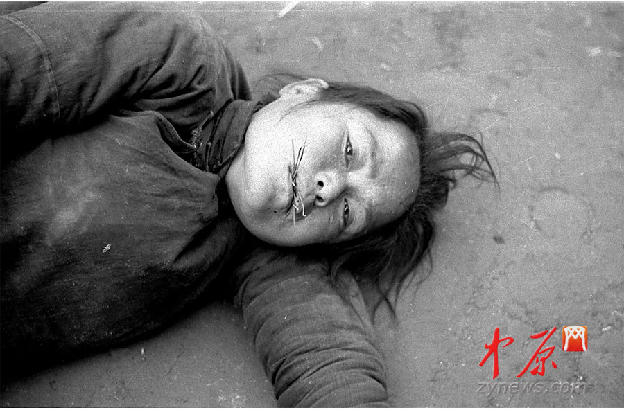 饑荒受災者，她嘴里咬了幾根草