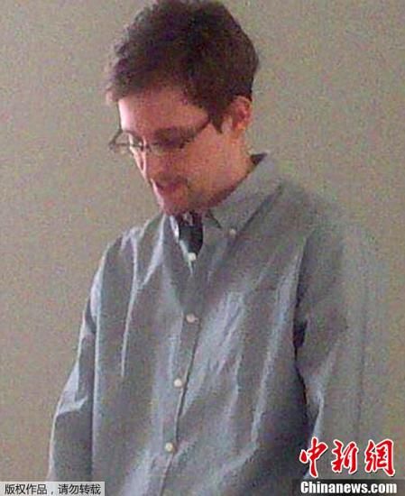 據(jù)外媒報(bào)道，美國(guó)“棱鏡”監(jiān)控計(jì)劃泄密者愛德華·斯諾登于莫斯科時(shí)間7月12日在莫斯科謝列梅捷沃機(jī)場(chǎng)與多