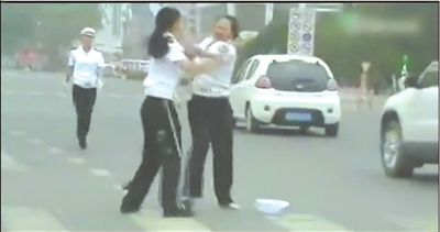 兩名“女交警”馬路中央廝打。圖/東方IC