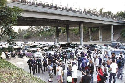 地點(diǎn):美國洛杉磯。大批警察和示威者正在對峙