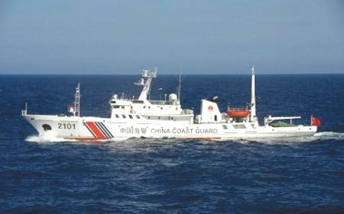 24日在釣魚島附近海域巡航的中國海警船。