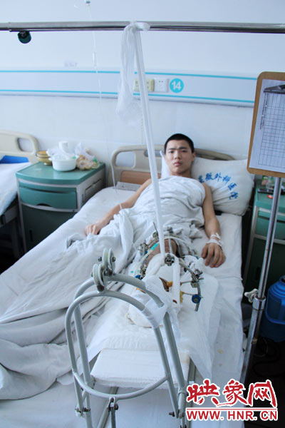 “如果有人肯幫我出4萬元的醫(yī)藥費(fèi)，我愿意為他免費(fèi)工作3年，多苦多累都行。”7月26日，躺在病床里上的