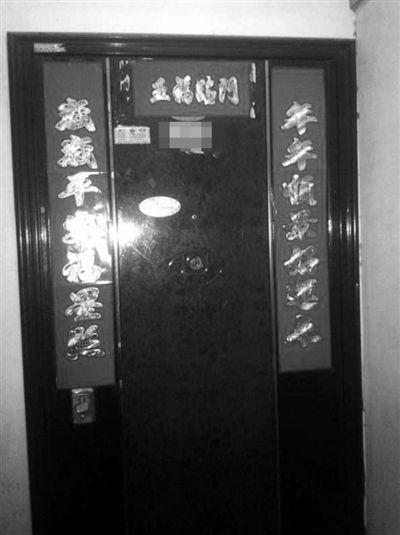 昨天22時(shí)許,被摔女童家房門緊閉,多名家屬稱,在協(xié)商處理孩子后事。新京報(bào)記者 楊鋒 攝