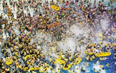 29日，湖北省武漢市，近日江城暑熱難解，人們紛紛前往水上樂園解暑，由于人數(shù)眾多，形成了“下餃子”的壯觀場面。圖/CFP