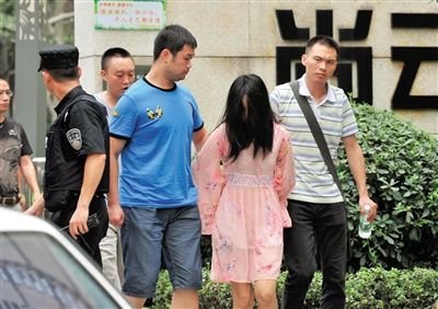 一名女犯罪嫌疑人被警方押出。新華社記者 薛玉斌 攝