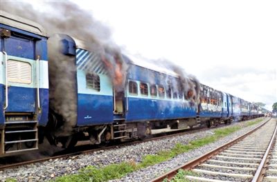 19日，撞人的火車被民眾點(diǎn)燃。