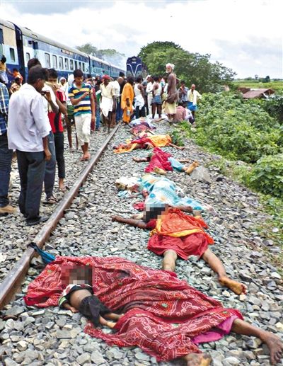 19日，事故現(xiàn)場(chǎng)遇難者的遺體。