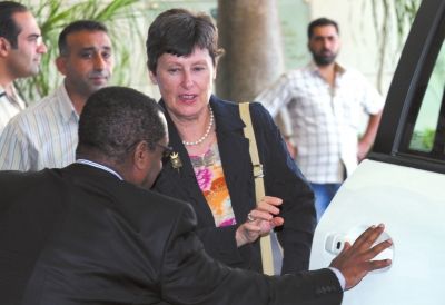 24日，聯(lián)合國(guó)副秘書(shū)長(zhǎng)凱恩（右二）抵大馬士革。新華社發(fā)