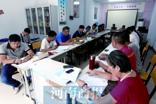 消費(fèi)者代表和旁聽(tīng)人員走進(jìn)社區(qū)，聽(tīng)取市民關(guān)于鄭州地鐵的意見(jiàn)和建議