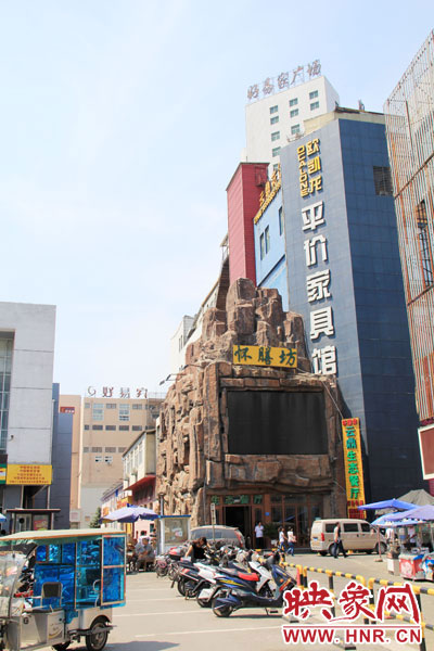 在該酒店一層的入口處，屹立著一座4層樓高的假山，氣勢(shì)雄偉。